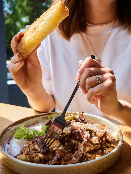 Foto omlet com cogumelos em uma panela sobre um fundo de concreto fritata é um prato italiano de café da manhã