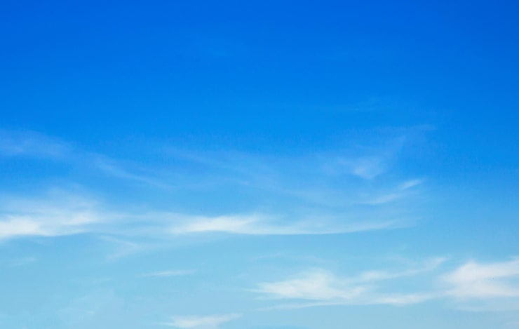 Foto paisajes de nubes con un cielo azul una nube bonita contra un fondo de cielo azul con la luz del sol