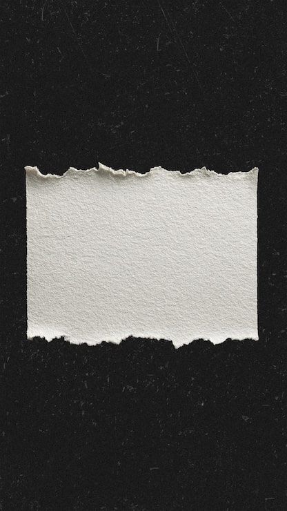 Foto papel rasgado sobre superficie negra