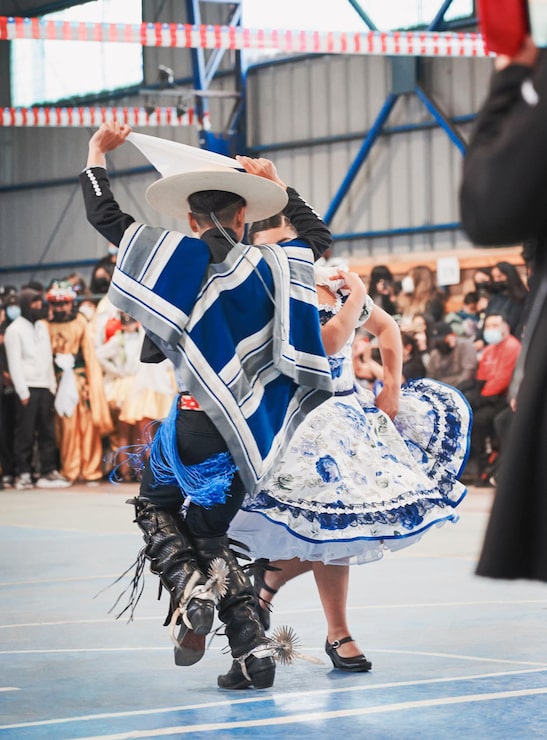Foto pareja joven bailando cueca de baile nacional en fiestas patrias chilenas