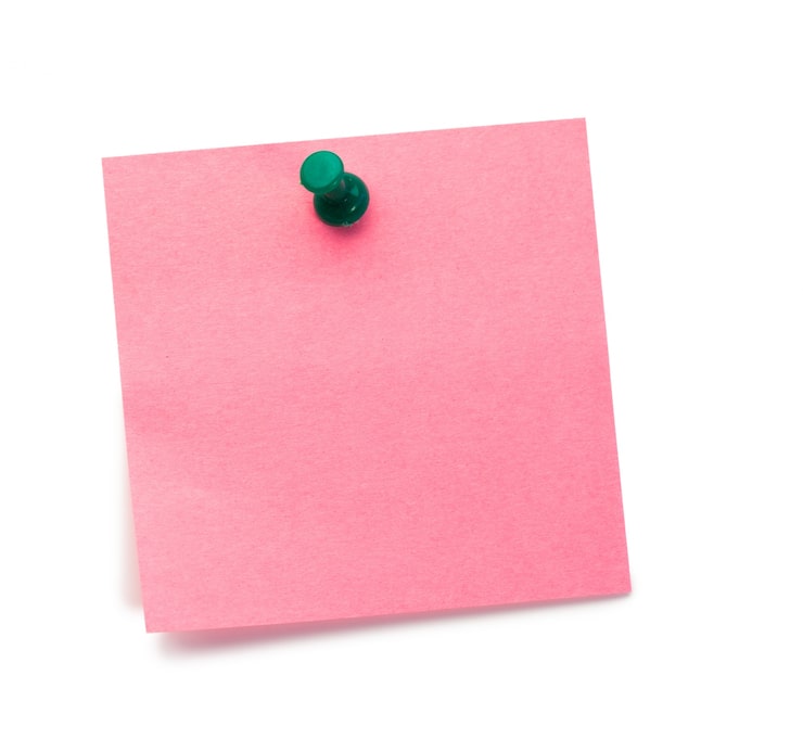 Foto post-it rosa con pin de dibujo