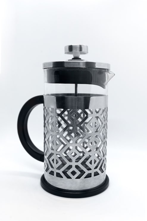 Foto presione coffee maker aislado. prensa francesa en acero inoxidable con matraz de vidrio borosilicato extraíble.