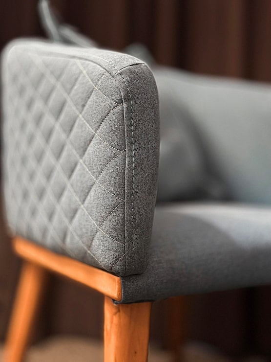 Foto primer plano de una silla con un cojín que dice "el número 1"