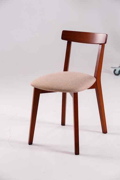 Foto primer plano de una silla vacía en la mesa contra un fondo blanco
