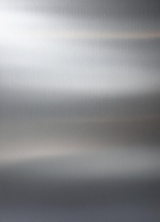 Foto región de superficie de plata cepillada con reflejos suaves