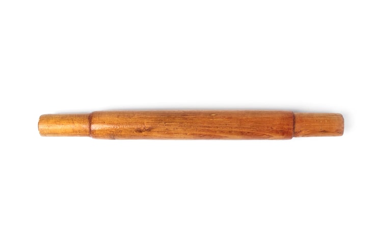 Foto rodillo de madera antigua para masa aislado sobre fondo blanco.