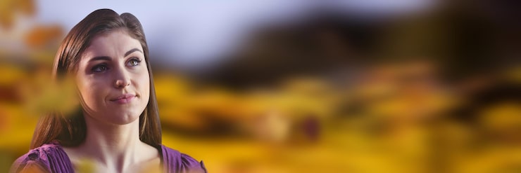 Foto rostro de mujer en el bosque con hojas