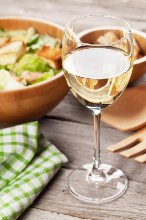 Foto salada fresca e vinho branco