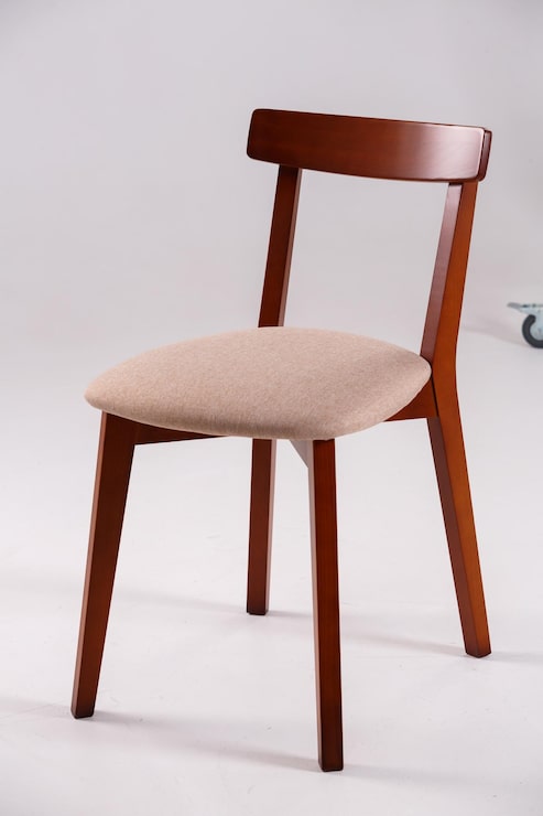Foto silla vacía en la mesa contra un fondo blanco