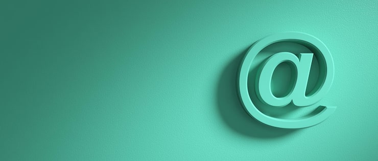 Foto sinal de e-mail na ilustração 3d de espaço de cópia de fundo de parede verde