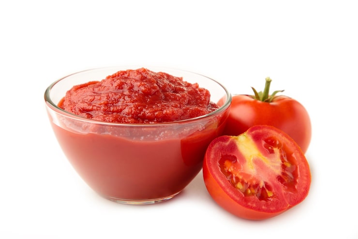Foto tomates frescos con pasta y jugo aislado