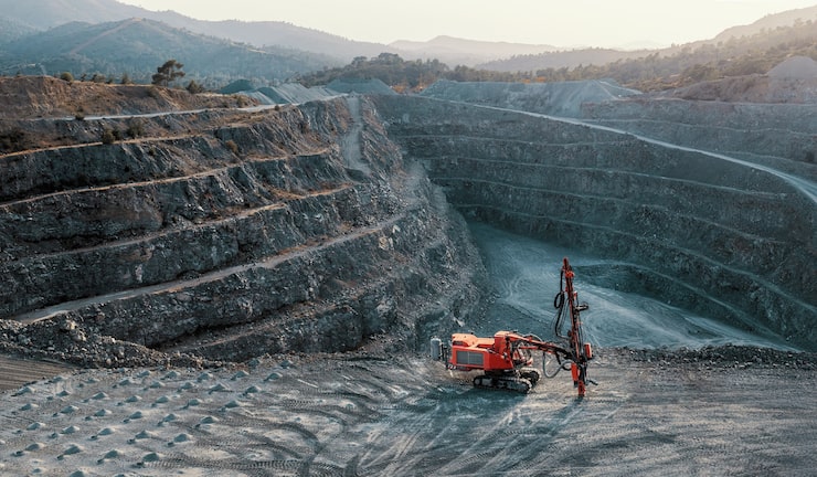 Foto trituradora de piedra roja en una terraza de cantera de grava. paisaje industrial, sin gente