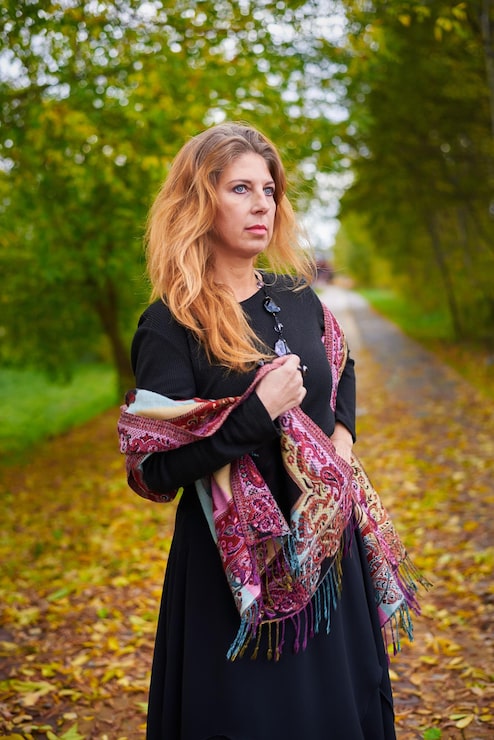 Foto uma bela mulher de vestido está em uma floresta de outono