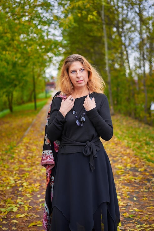 Foto uma bela mulher de vestido está em uma floresta de outono