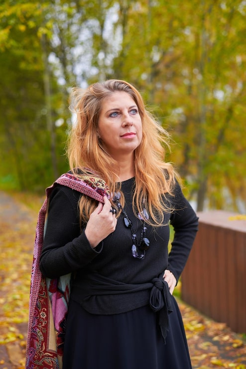 Foto uma bela mulher de vestido está em uma floresta de outono