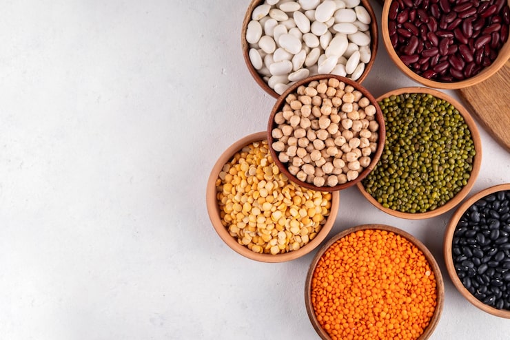 Foto varias legumbres secas lentejas chicpeas frijoles variedad