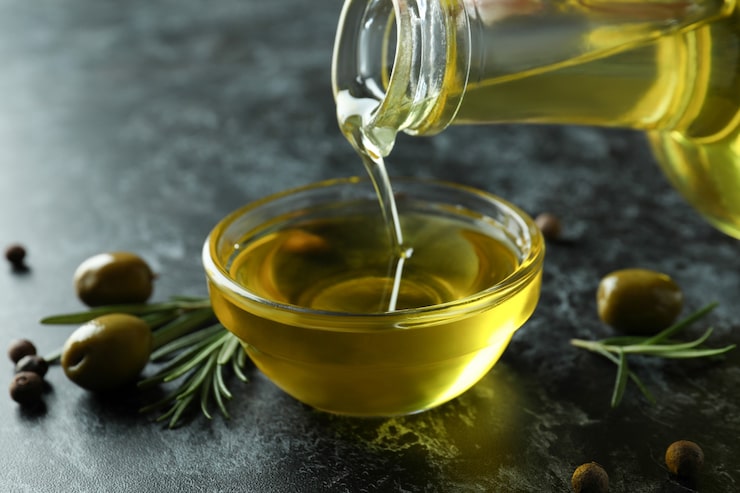 Foto verter el aceite de oliva de la botella al recipiente, cerrar