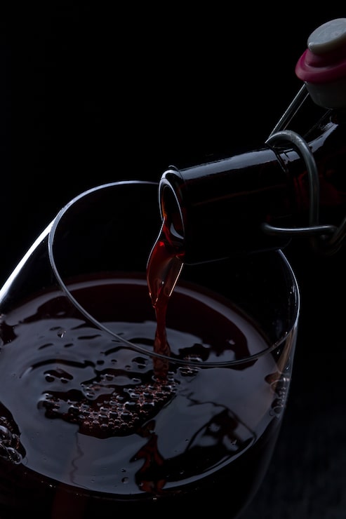 Foto verter vinho vermelho
