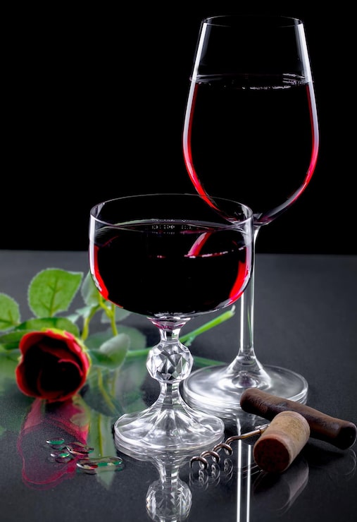 Foto vinho em um copo com uma garrafa