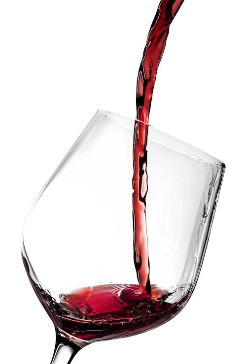 Foto vinho vermelho png a ser derramado num copo