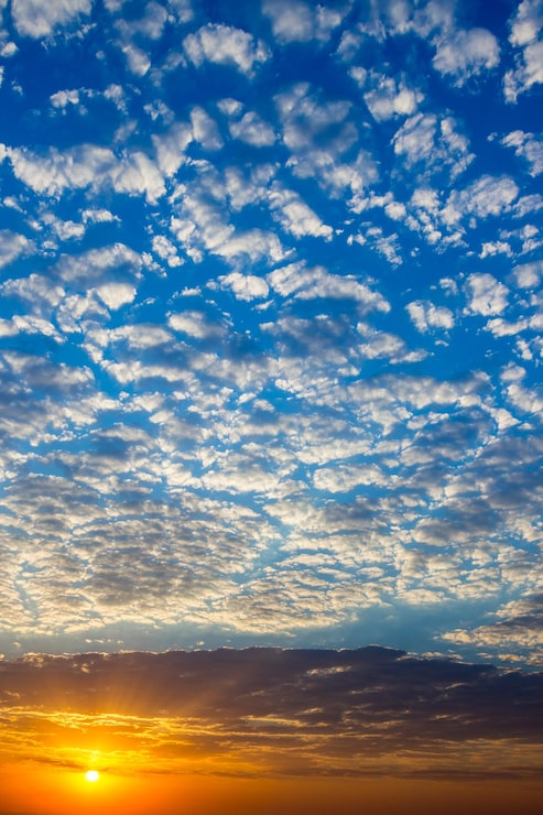 Foto vista panorámica del cielo durante la puesta de sol