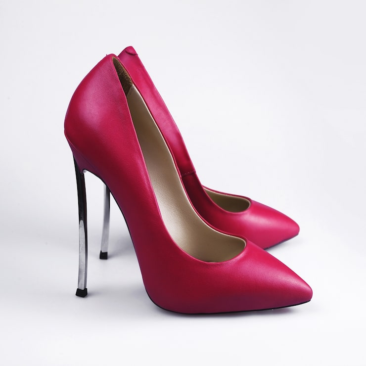 Foto zapatos femeninos rosados en un blanco
