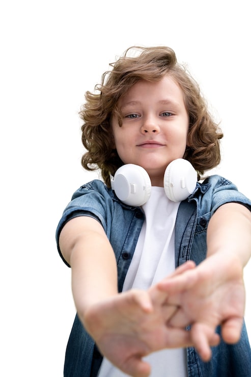Kostenlose PSD studioporträt des jungen jungen mit kopfhörern