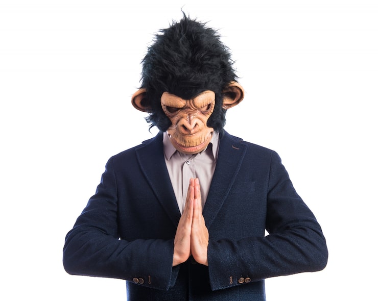 Gratis Foto ape-mann som ber over hvit bakgrunn