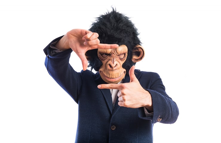 Gratis Foto ape-mann som fokuserer med fingrene