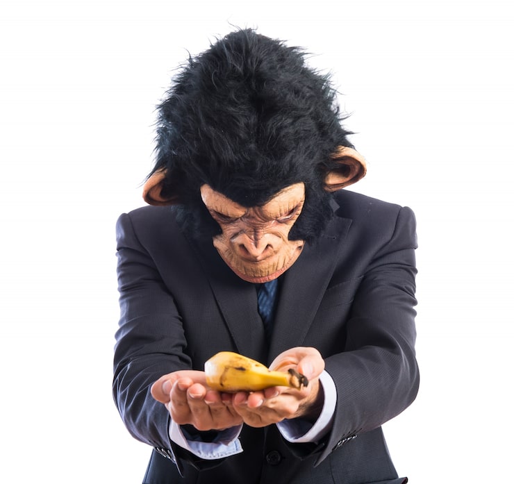 Gratis Foto ape-mann som tilbyr en banan