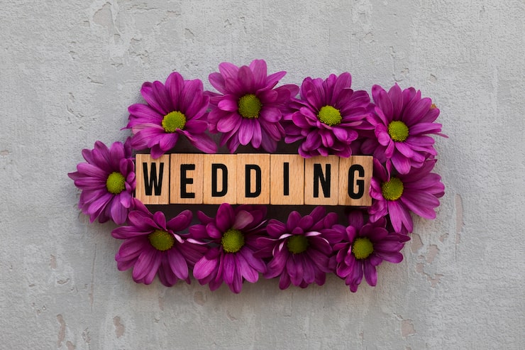 Gratis Foto blomster med bryllupsskilt i tre