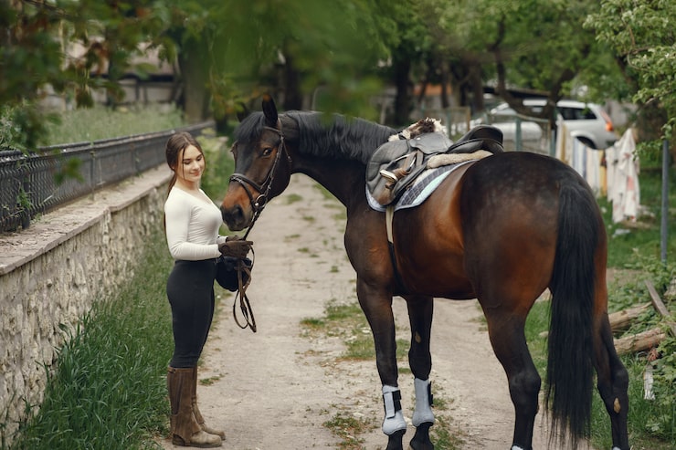 Gratis Foto elegant jente på en gård med en hest