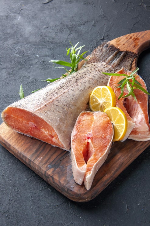 Gratis Foto framsikt ferske fiskeskiver med sitron på mørk bakgrunn farge vann kjøtt mat hav helse middag måltid sjømat