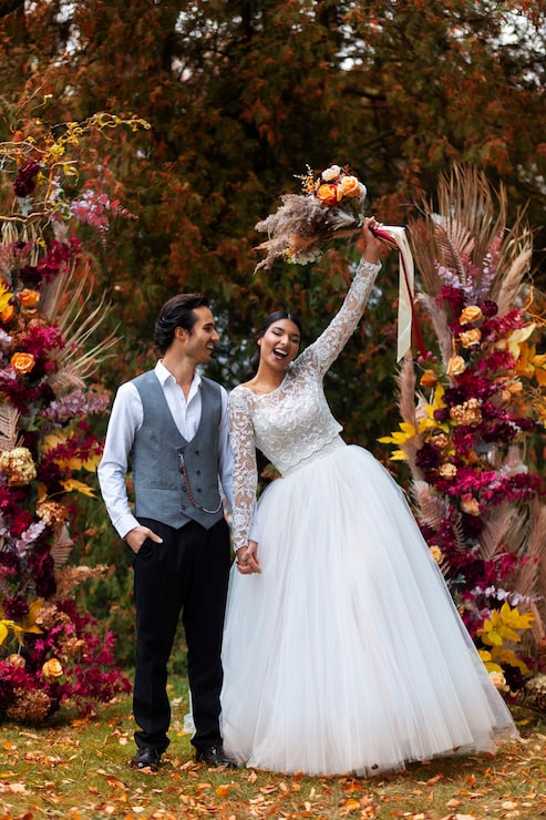 Gratis Foto full shot av lykkelig par med blomster