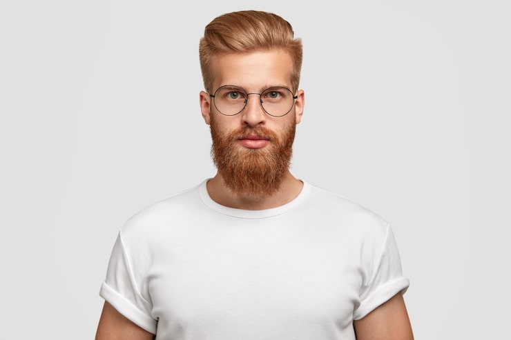 Gratis Foto horisontalt bilde av attraktiv hipster som ser seriøst rett på kameraet