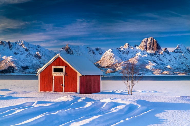 Gratis Foto hytte i et snødekt landskap