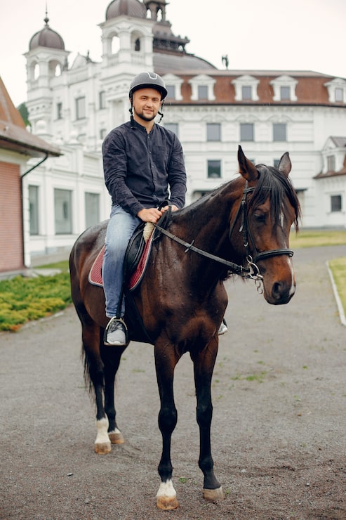 Gratis Foto kjekk mann som står på en ranch