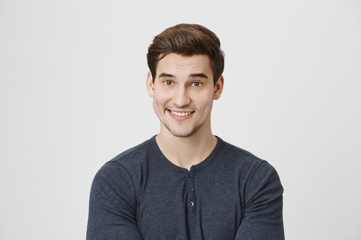 Gratis Foto kjekk smilende mann som ser med vantro