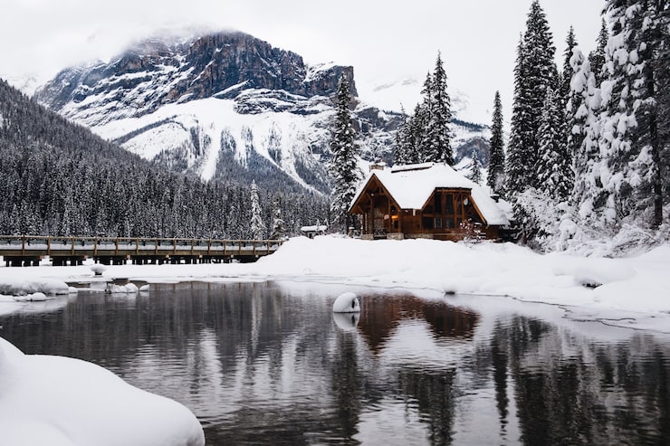 Gratis Foto lite trehus dekket med snø nær emerald lake i canada om vinteren