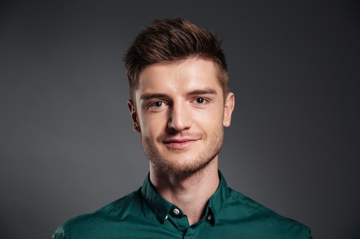 Gratis Foto munter ung mann som poserer isolert over grått