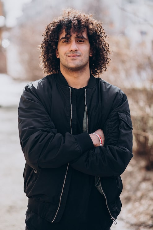 Gratis Foto portrett av ung kjekk mann med krøllete hår