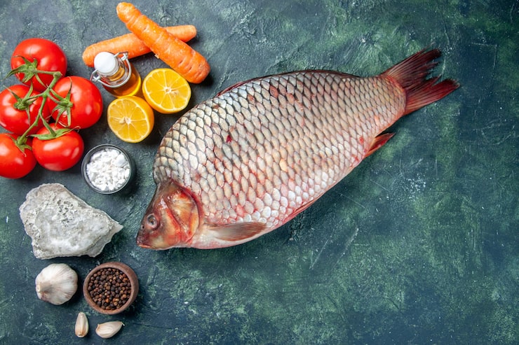 Gratis Foto topputsikt fersk rå fisk mørk blå bakgrunn