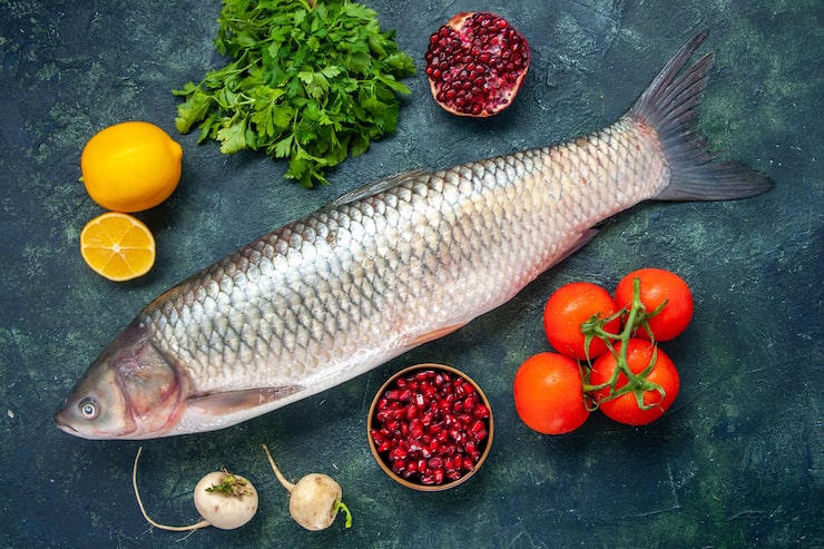 Gratis Foto topputsikt rå fisk tomater reddik persille granateple i liten skål sitron på bord
