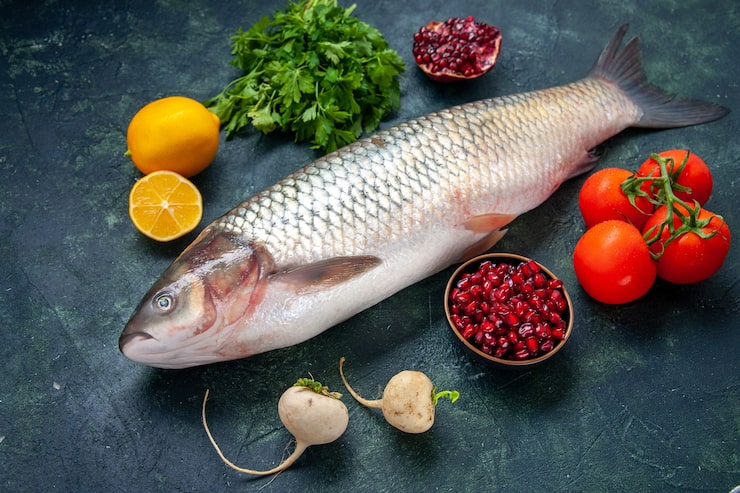 Gratis Foto undersidevisning av rå fisk, tomater, reddik, persille, granateple i liten bolle, sitron på bordet