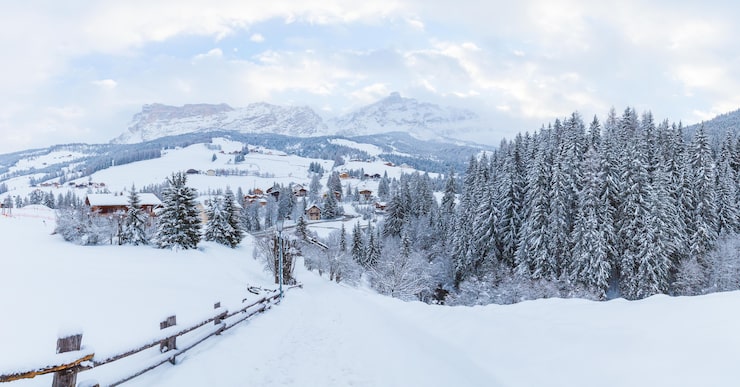 Gratis Foto vakre fjell dekket av snø under den skyete himmelen