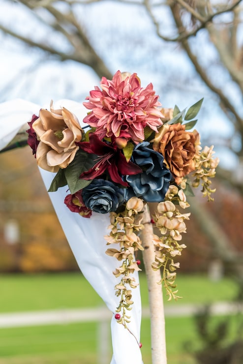 Gratis Foto vertikalt bilde av en vakker blomsterbukett, bryllupsdekorasjon med en uskarp bakgrunn
