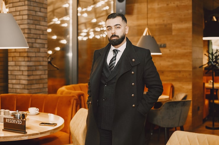 Gratis Bild affärsman som poserar i en restaurang