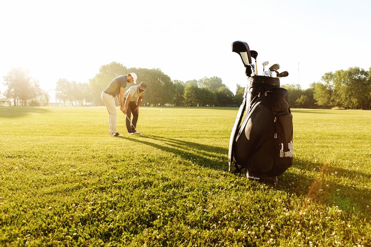 Gratis Bild äldre manlig tränare som lär ung idrottsman hur man spelar golf