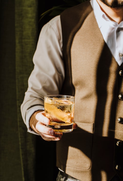 Gratis Bild bartender håller dryck med is
