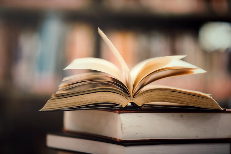 Gratis Bild bok i bibliotek med öppen lärobok